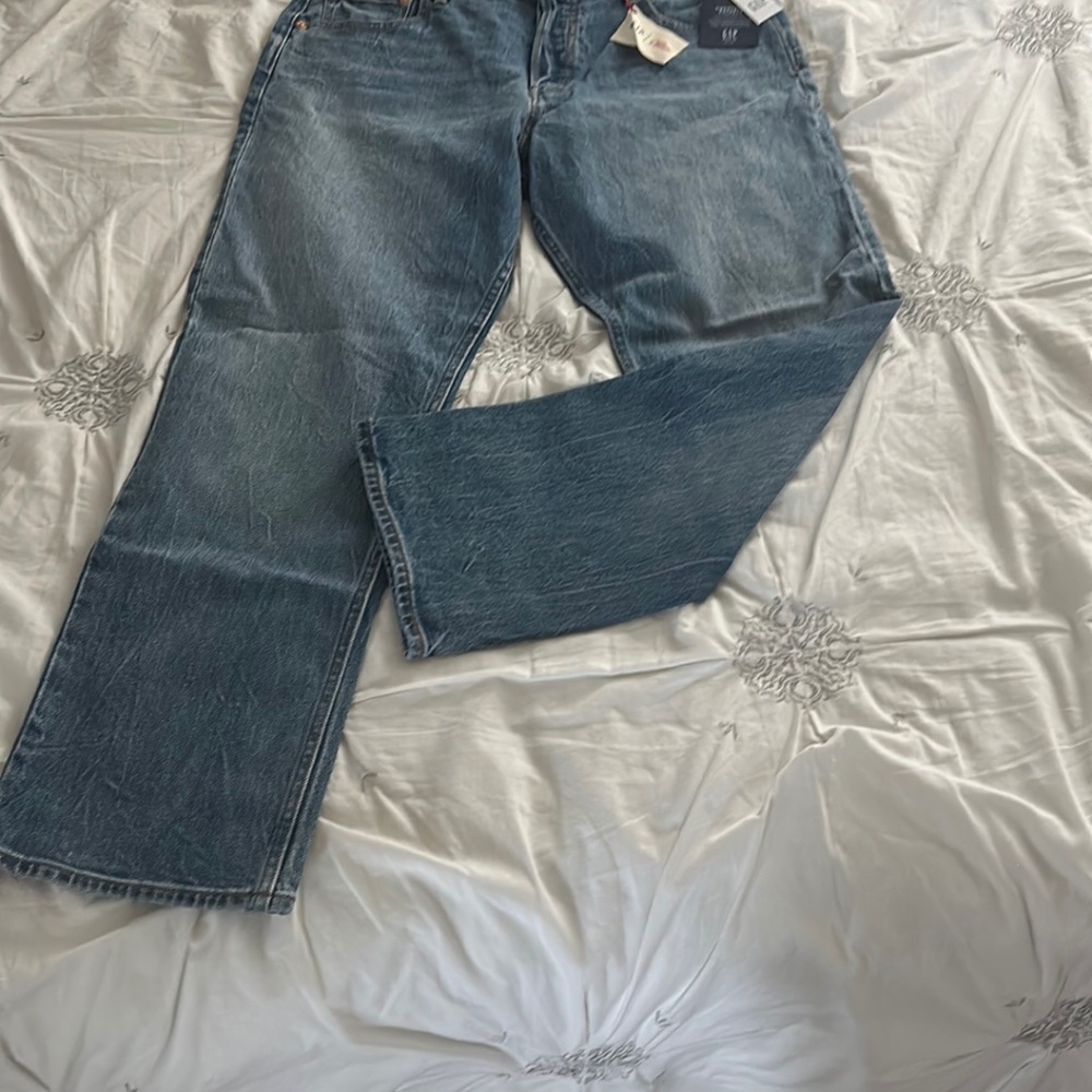 Gap 32 regular women’s jeans. Medium wash straight leg. Good for all occasions.